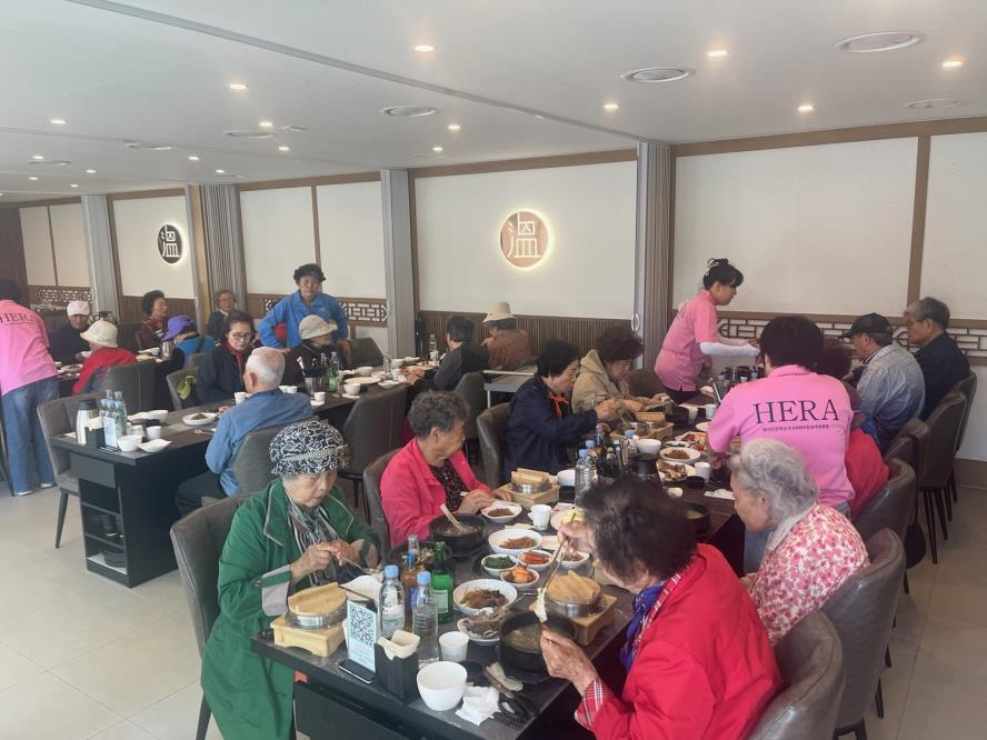 수원시 권선구 곡선동 온초심 식당, 어버이날 맞아 어르신들에게 갈비탕 대접